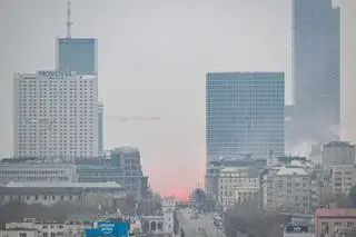 Uczestnicy marszu zbierają się na rondzie Dmowskiego