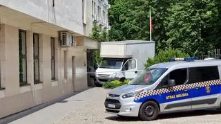 Samochód wjechał w budynek sądu na Bemowie