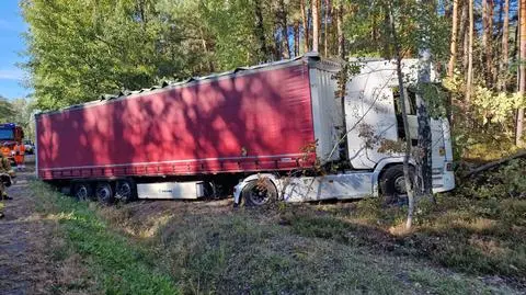 Na prostej drodze kierowca tira zjechał do rowu