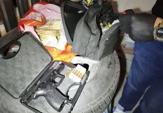 Narkotyki, broń i gotówka znalezione u 46-latka