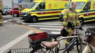 Samochód uderzył w budynek Instytutu Lotnictwa 