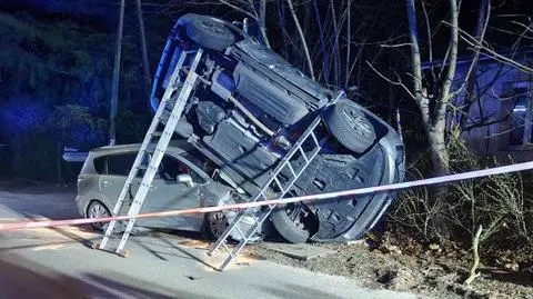 Auto na aucie, trzy osoby poszkodowane