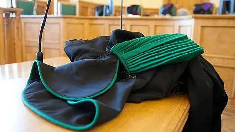 W togach wyjdą na ulicę. "Na takich warunkach nie można pracować"