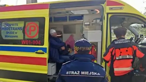 Ratownicy medyczni zabrali mężczyznę do szpitala