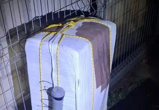 Na pole spadł balon z przyczepioną paczką