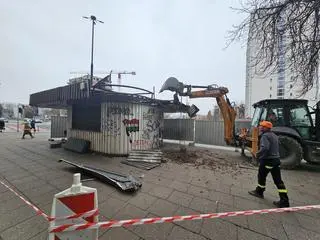 Tramwajarze zajęli się wyburzeniem budki