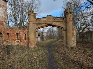 Neogotycka brama wraz z odcinkiem muru pałacu w Falentach zostały zabytkiem 