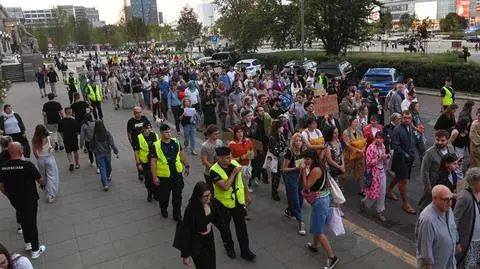 Happening "Halo, ja chcę spać", zorganizowany przez Miasto jest Nasze na placu Centralnym w Warszawie