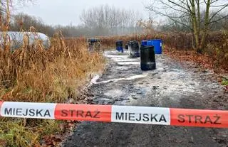 1000-litrowy, przeciekający pojemnik z silnym kwasem porzucony na Targówku