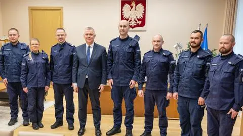 Policjanci, którzy reanimowali rocznego chłopca podczas marszu, zostali nagrodzeni 