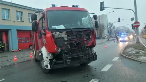 Zderzenie na Bemowie. Zniszczony wóz strażacki, dziecko w szpitalu