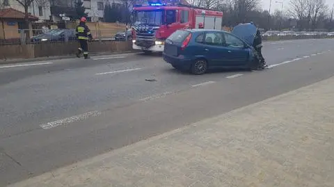 Zderzenie nissana i BMW. Jedna osoba ranna