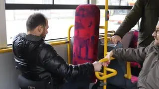 Kierowcy autobusów uczą się pomagać pasażerom z niepełnosprawnościami