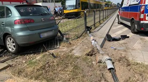 Kraksa dwóch aut, jedno blokowało torowisko