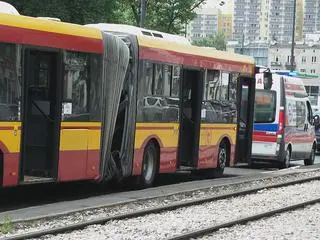 Uszkodzony autobus na Grochowskiej