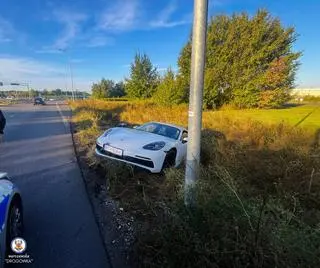 Chciał popisać się przed pasażerką i wylądował w rowie