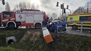 Starszy mężczyzna wymusił pierwszeństwo, doszło do zderzenia z ciężarówką