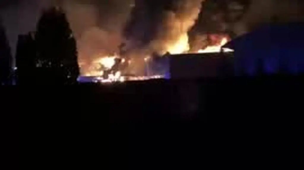 Z ogniem walczą strażacy 