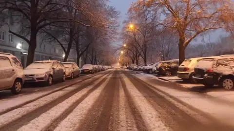 Sypnęło śniegiem, jest ślisko. 170 posypywarek w akcji