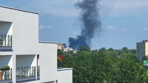 Czarny dym nad Targówkiem. Paliły się opony 