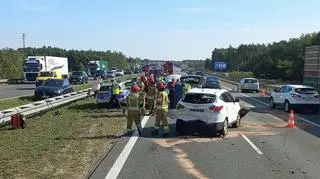 Groźny wpadek na A2, zderzyły się cztery auta