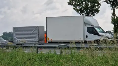 Zderzenie motocykla i auta dostawczego na S8