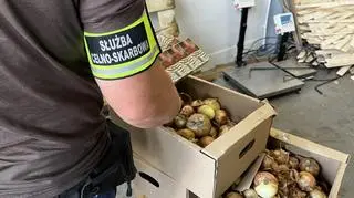Nielegalne papierosy w kartonach z cebulą i burakami