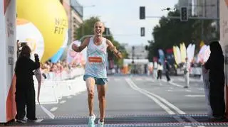 Arkadiusz Gardzielewski na mecie Maratonu Warszawskiego