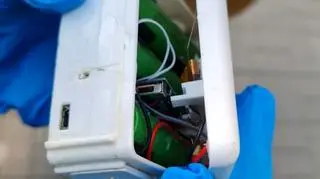 Ktoś zamontował tajemniczą kamerę na znaku drogowym