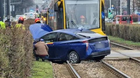 Zderzenie auta z tramwajem 