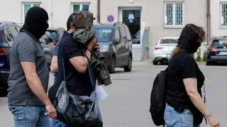 Związany z ruchem Polskie Żółte Kamizelki Mirosław R. podczas doprowadzenia do siedziby Prokuratury Okręgowej Warszawa-Praga