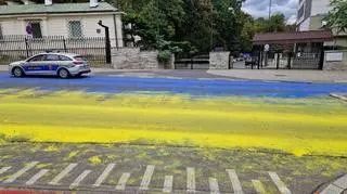 Flaga Ukrainy na jezdni przed Ambasadą Rosji