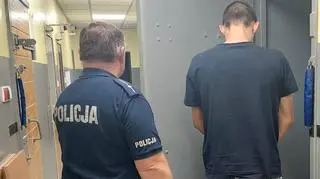 Policjant z zatrzymanym mężczyzną 