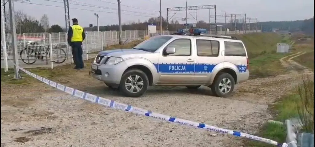 Maszynista zauważył, że tory są uszkodzone. Ewakuowano pasażerów, na miejscu służby