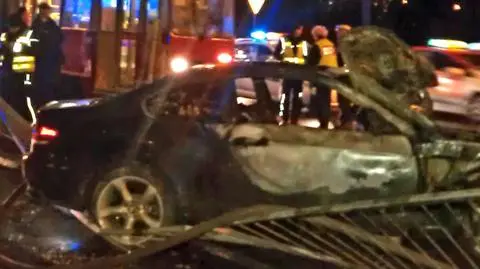 BMW wbiło się w słup i spłonęło