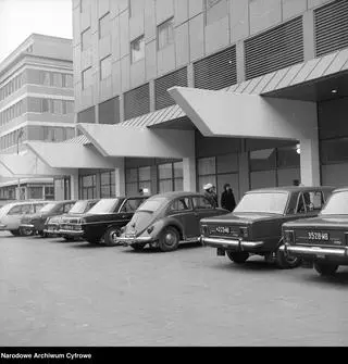 Parking przed hotelem Forum (1974)