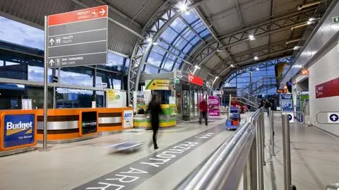 Pociągiem na lotnisko w Modlinie. Kolejarze podali terminy