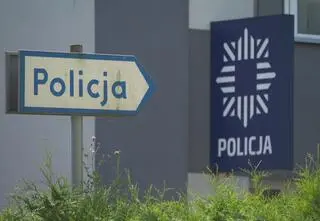 Uderzył autem w policjanta, wiózł go na masce. Odpowie także za kradzież
