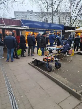 Kolejka do piekarni przy Rembielińskiej