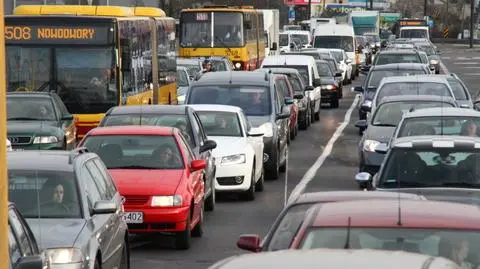 "Spadająca brygadochłonność". Tak oszczędzamy na drogach