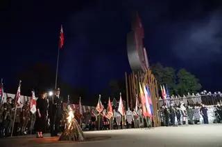 Uroczystość rozpalenia Ognia Pamięci na Kopcu Powstania Warszawskiego w Warszawie