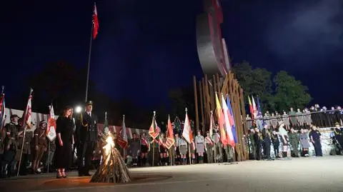 Uroczystość rozpalenia Ognia Pamięci na Kopcu Powstania Warszawskiego w Warszawie