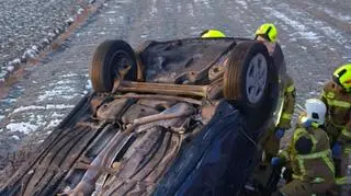 Kierowca pojazdu przewozu osób zjechał z drogi