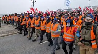 Uczestnicy Marszu Narodowców na moście Poniatowskiego 