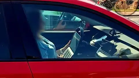 Kierująca korzystała z komputera podczas jazdy