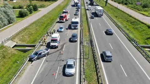 Zderzenie trzech aut na S8. Dwójka dzieci zabrana do szpitala