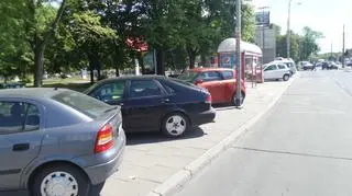 Samochody blokują przejście do autobusu