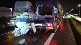 Zbiornik na szambo wypadł z naczepy ciężarówki
