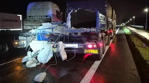 Zbiornik na szambo wypadł z naczepy ciężarówki