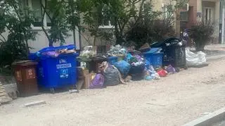 Kontenery z odpadami zalegające na Odolańskiej 